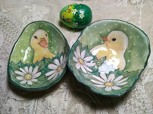Hand - made - Keramická Veľkonočná miska – Húsatko v kvitnúcej záhrade
