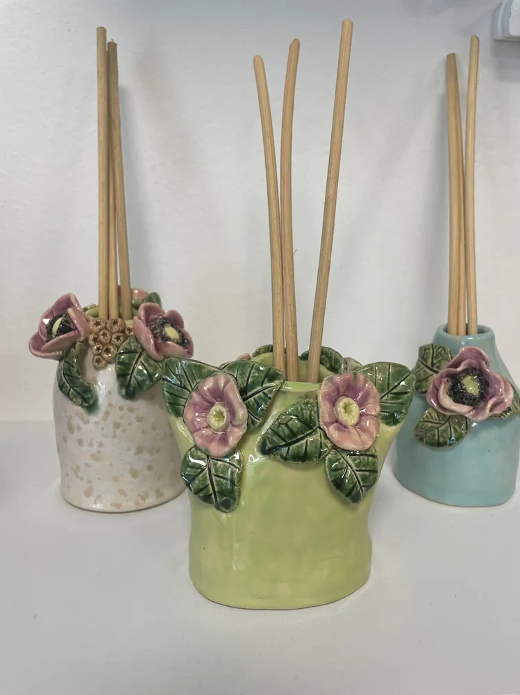 Hand - made - Keramický difuzér, biely kvet Vôňa pokoja