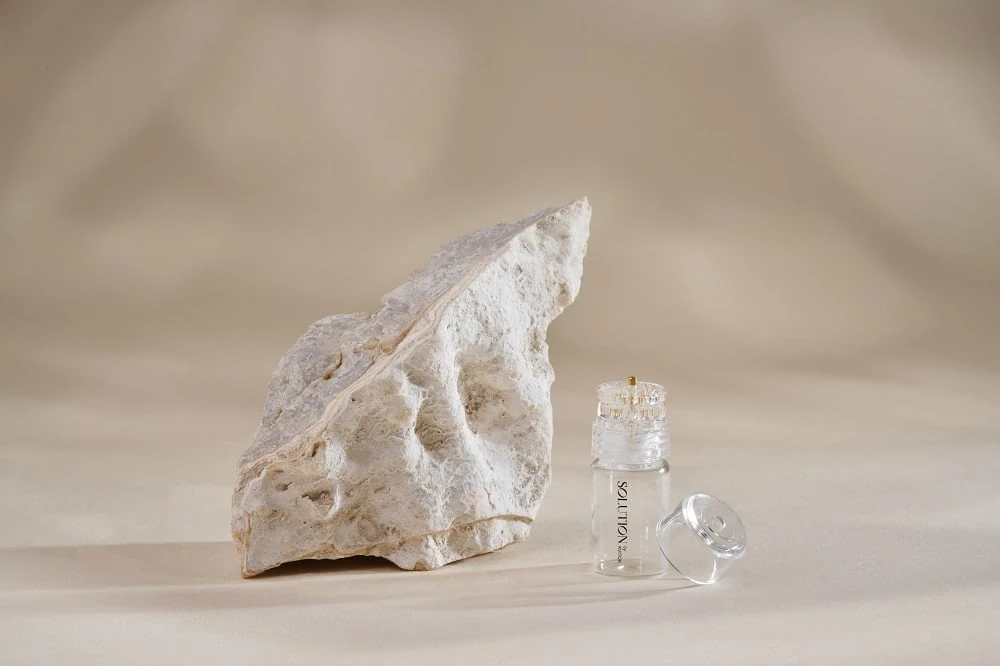 Kvitok - DERMA STAMP Ošetrujúca pečiatka s mikroihličkami – plniteľná (pleť/telo)