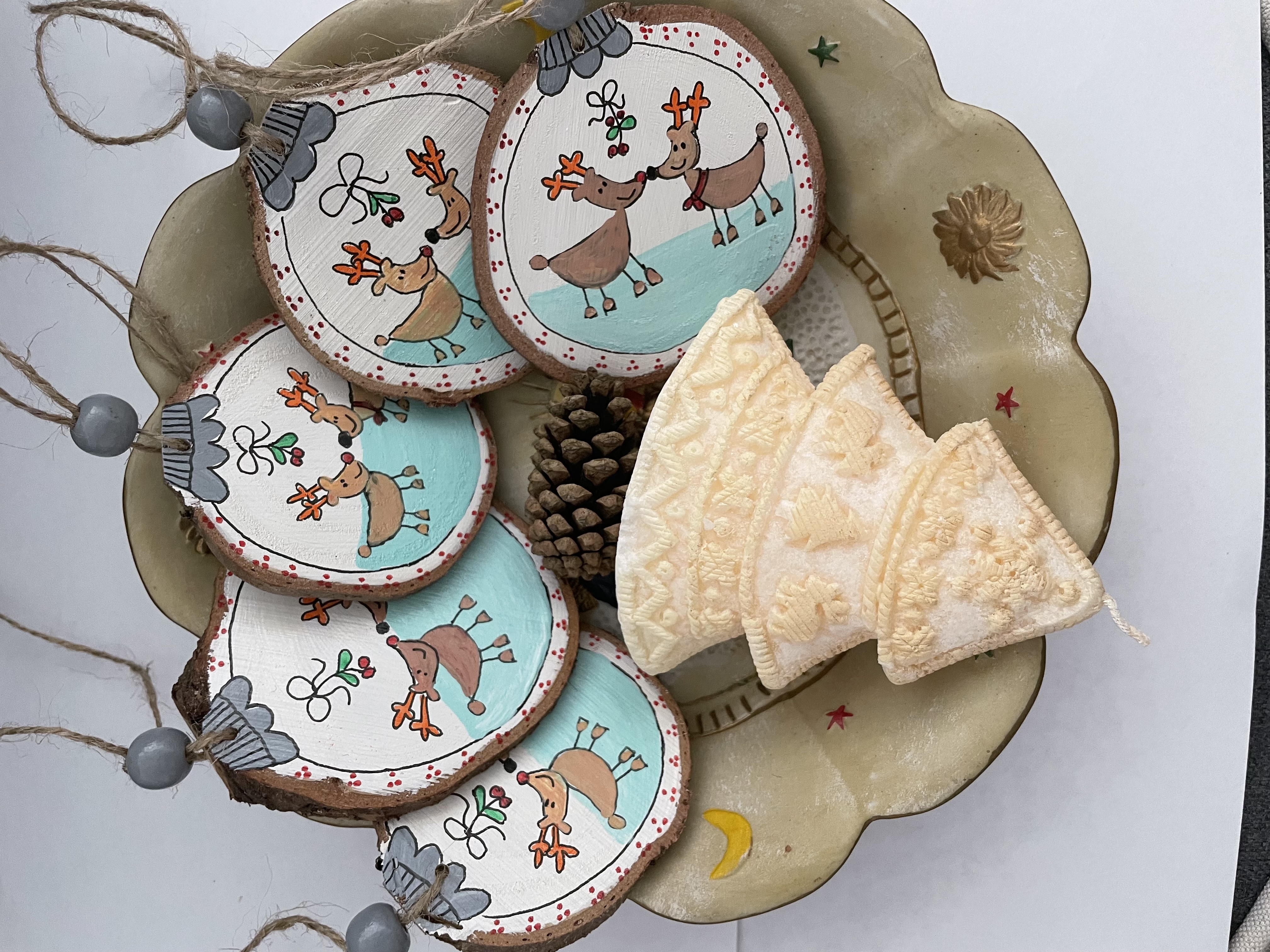 Hand - made - Dekoračné plátky dreva, Zaľúbení soby, 3 kusy
