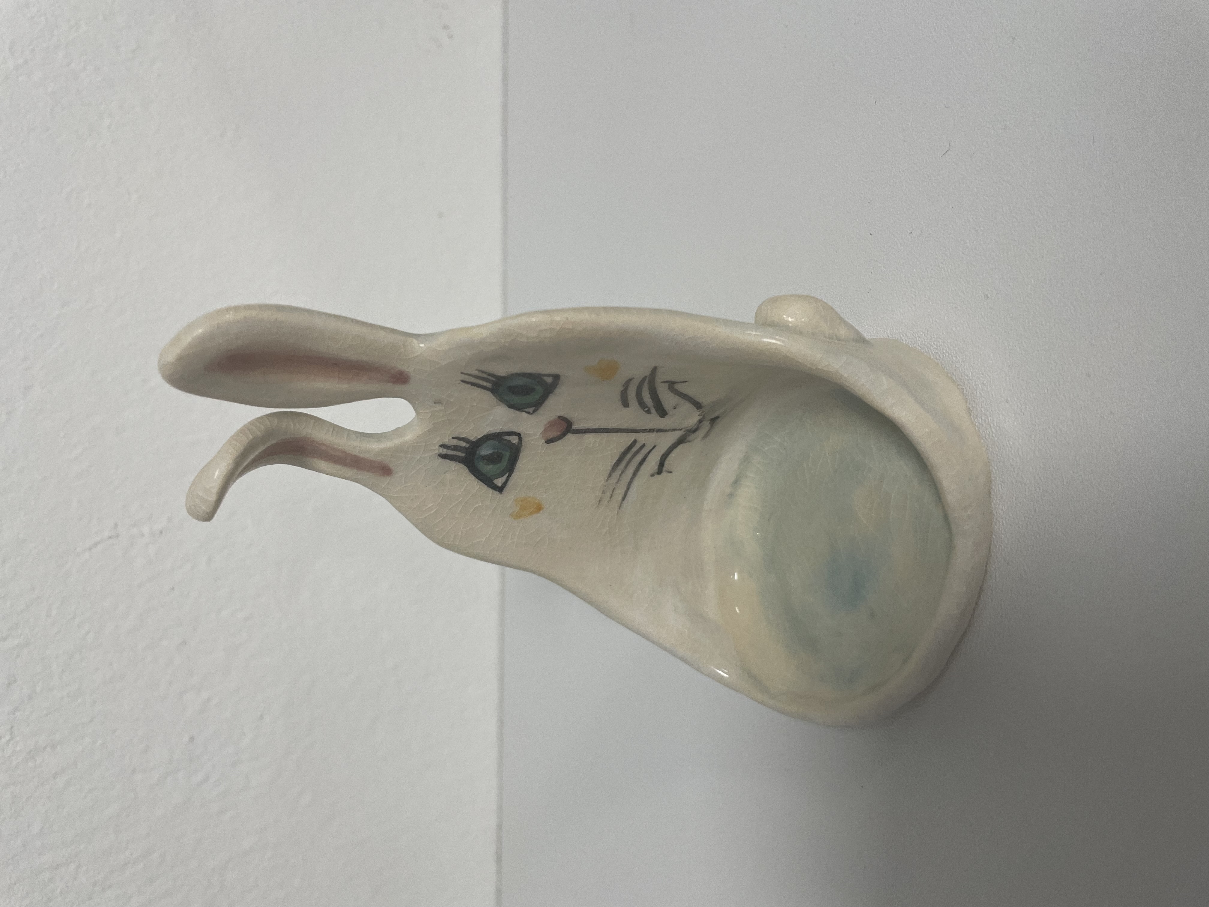 Hand - made - Keramický Veľkonočný zajko – Strážca jarného svetla