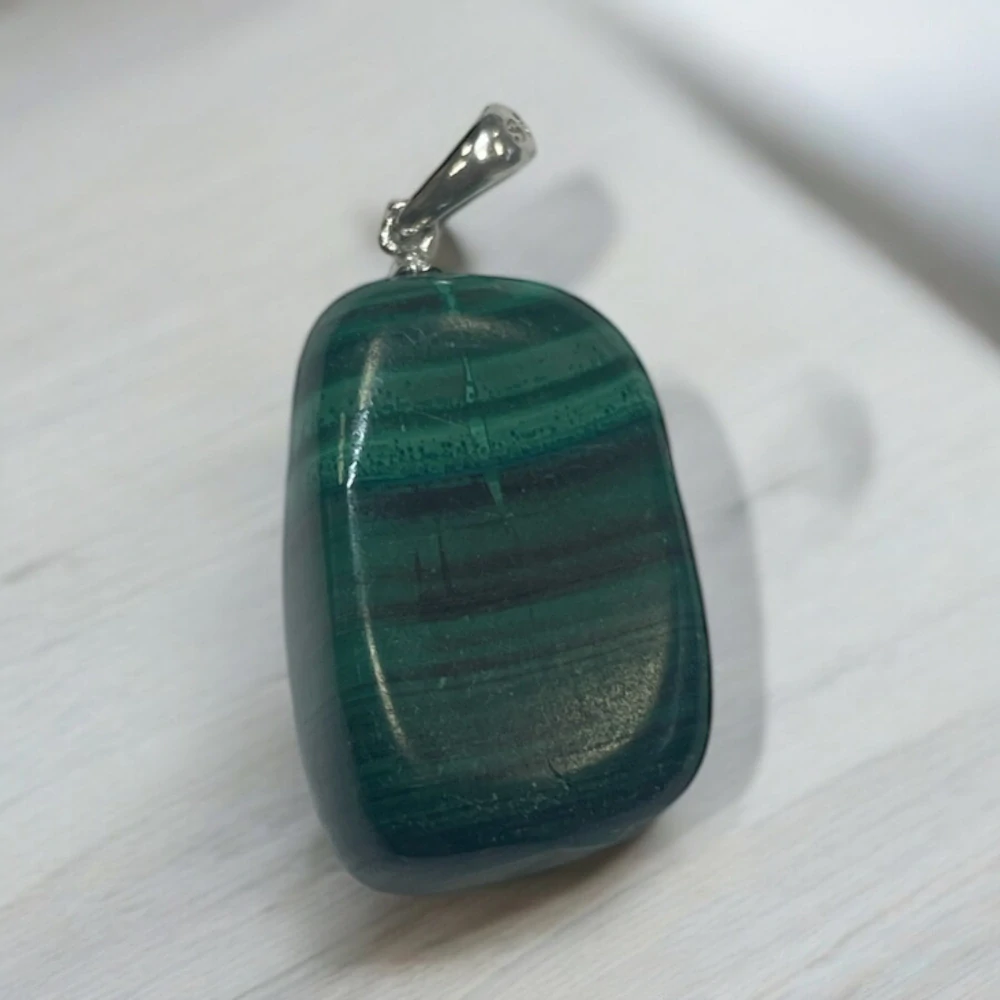 Viacstrunový oceľový náhrdelník s tromlovaným príveskom z Malachitu, tmavozelený, 42cm