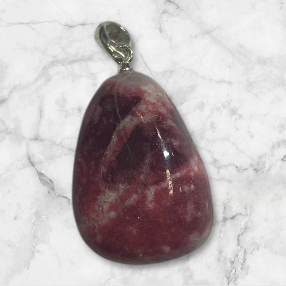 Viacstrunový oceľový náhrdelník s tromlovaným príveskom z Thulitu, červený, 42cm