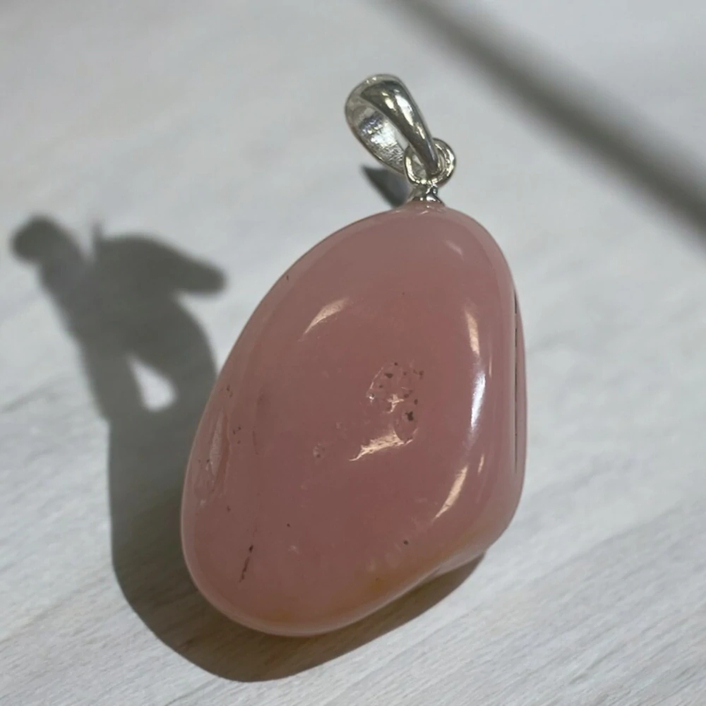 Viacstrunový oceľový náhrdelník s tromlovaným príveskom z ružového Opálu, červený, 42cm