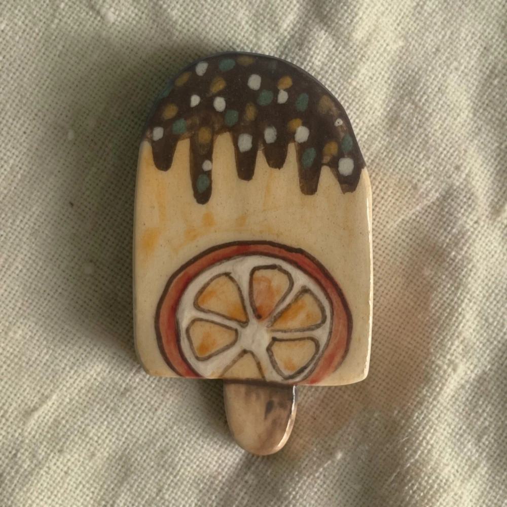 Hand - made - Keramická brošňa Citrónový nanuk
