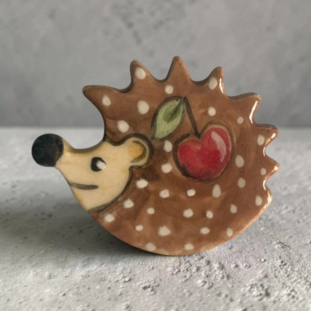 Hand - made - Keramická brošňa Ježko s čerešničkou