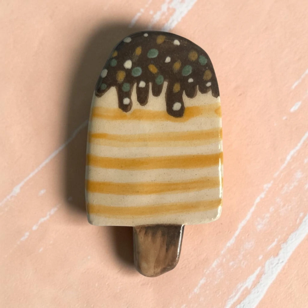 Hand - made - Keramická brošňa Vanilkový nanuk