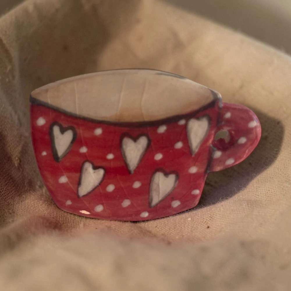 Hand - made - Keramická brošňa Šálka plná lásky 