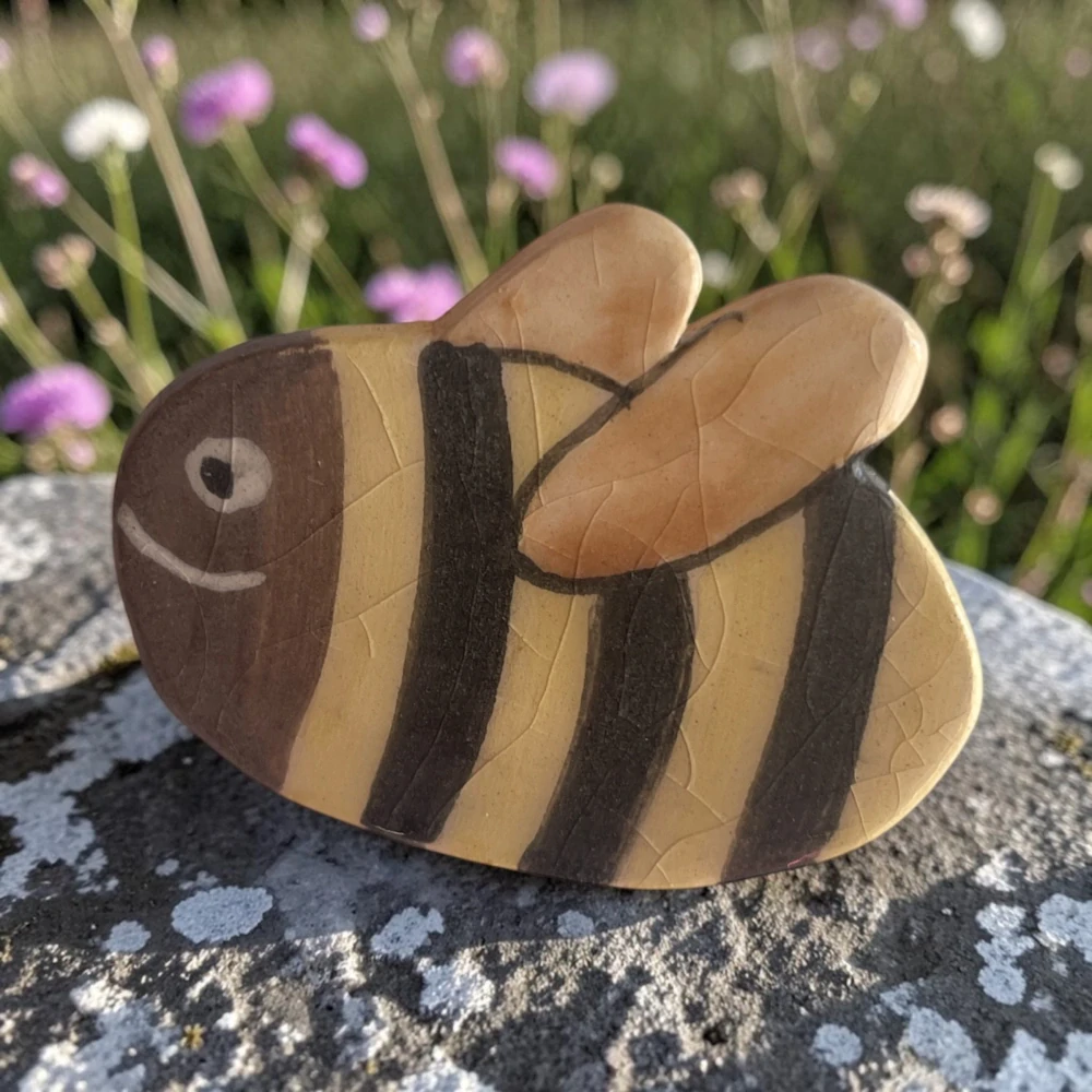 Hand - made - Keramická brošňa Včielka Meduška
