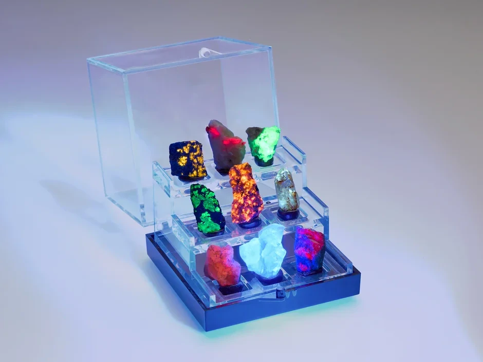 Zbierka- Galéria fluorescenčných minerálov 55mm