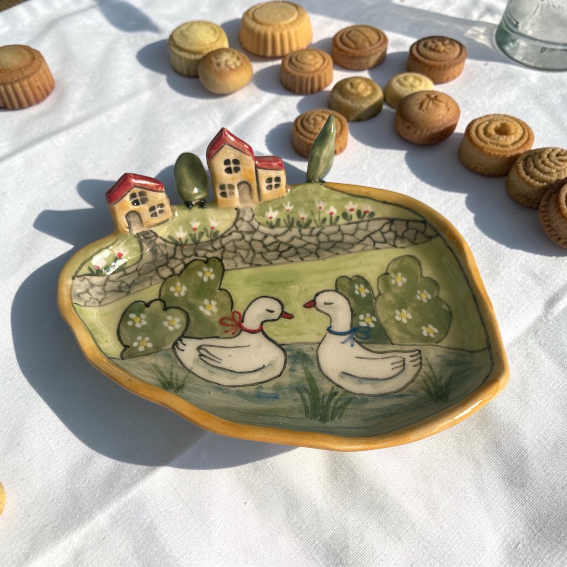 Hand - made - Keramická tácka Kačky pri potôčiku