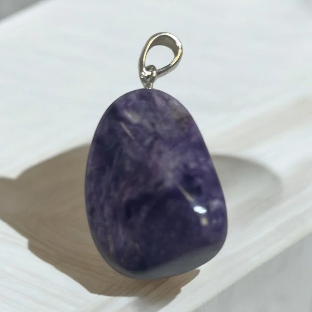 Viacstrunový oceľový náhrdelník s tromlovaným príveskom z Čaroitu, fialový, 42cm