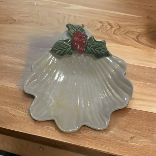 Hand - made - Keramická Vianočná mušla s červenými bobuľkami