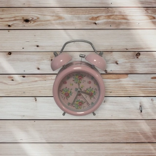 Isabelle Rose - Smaltované retro hodinky ABBY ako budík v krásnej ružovej farbe s dekorom ruží vo vintage vzhľade
