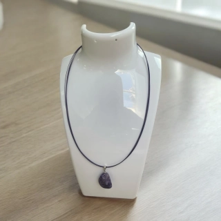Viacstrunový oceľový náhrdelník s tromlovaným príveskom z Čaroitu, fialový, 42cm