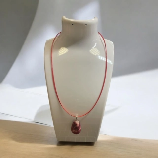 Viacstrunový oceľový náhrdelník s tromlovaným príveskom z Thulitu, červený, 42cm