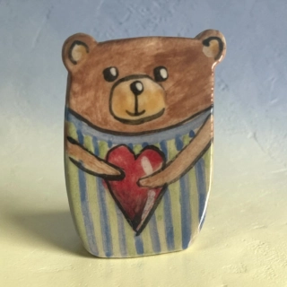 Hand - made - Keramická brošňa Medvedík so srdiečkom