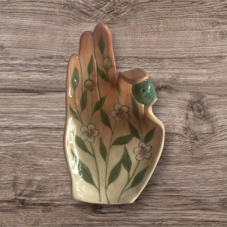 Hand - made - Stojan na vonné tyčinky, Ochranná ruka s kvetmi