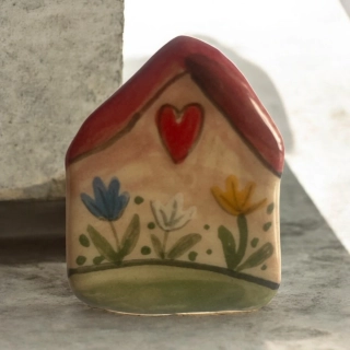 Hand - made - Keramická brošňa Domček srdca