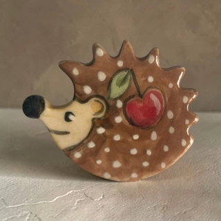 Hand - made - Keramická brošňa Ježko s čerešničkou