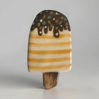 Hand - made - Keramická brošňa Vanilkový nanuk