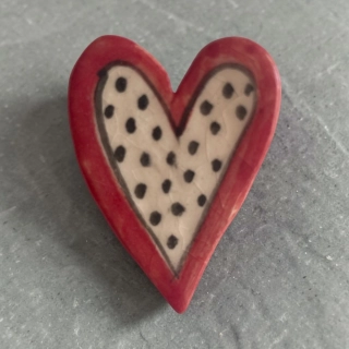 Hand - made - Keramická brošňa Srdce s bodkami