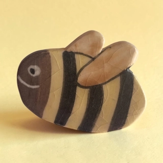Hand - made - Keramická brošňa Včielka Meduška