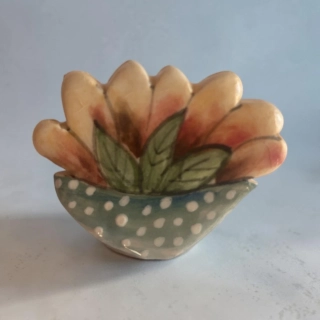Hand - made - Keramická brošňa Kvietok v bodkovanej miske